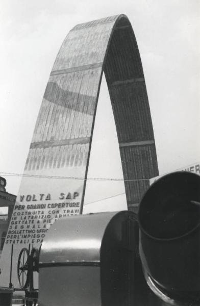 Fiera di Milano - Campionaria 1938 - Settore dell'edilizia - Struttura ad arco con travi in laterizio armato "Volta SAP" per grandi coperture della RDB (Fornaci fratelli Rizzi Donelli Breviglieri & C.)