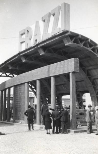 Fiera di Milano - Campionaria 1938 - Settore dell'edilizia - Chiosco della ditta Frazzi