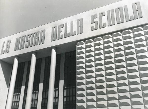 Fiera di Milano - Campionaria 1938 - Padiglione della Mostra della scuola - Particolare della facciata con insegna