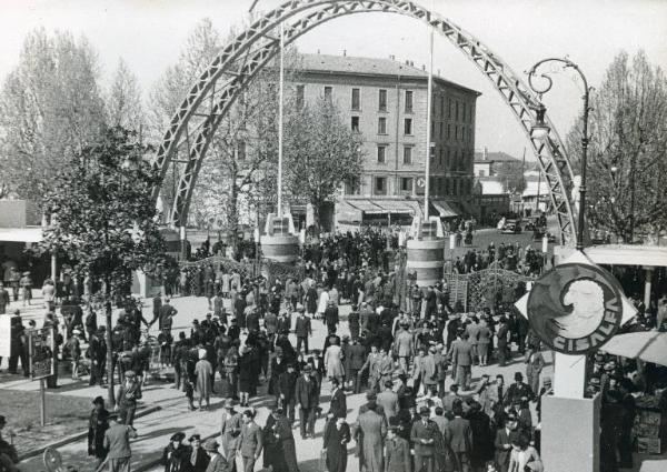 Fiera di Milano - Campionaria 1939 - Entrata di porta Domodossola - Folla di visitatori