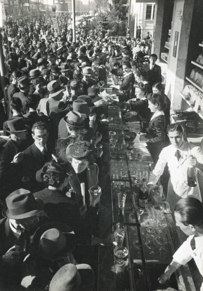 Fiera di Milano - Campionaria 1939 - Folla di visitatori ad un bar esterno