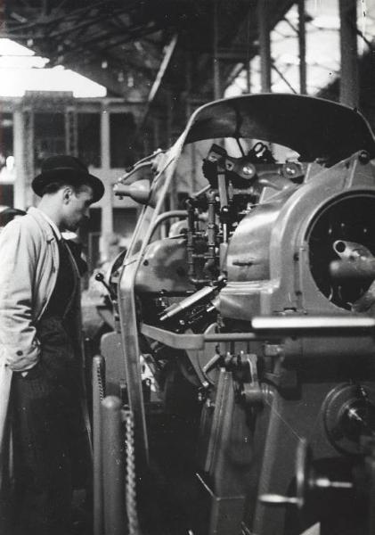 Fiera di Milano - Campionaria 1939 - Padiglione della meccanica "A" - Visitatore presso uno stand di macchine utensili