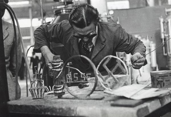 Fiera di Milano - Campionaria 1939 - Padiglione della meccanica "A" - Operaio al lavoro presso uno stand