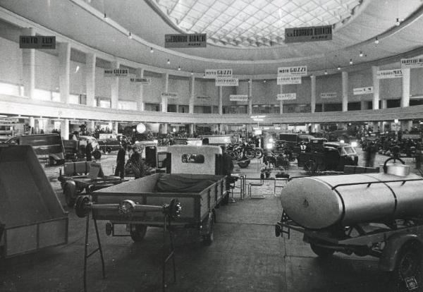 Fiera di Milano - Campionaria 1939 - Salone del motofurgoncino e della motonautica nel palazzo dello sport