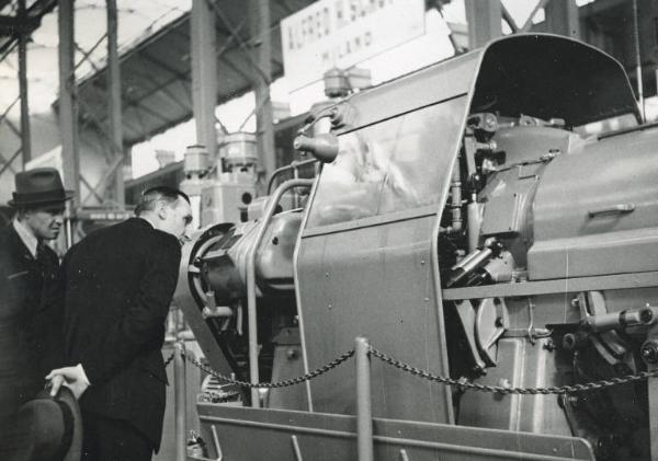 Fiera di Milano - Campionaria 1939 - Padiglione della meccanica "A" - Visitatori presso una macchina utensile