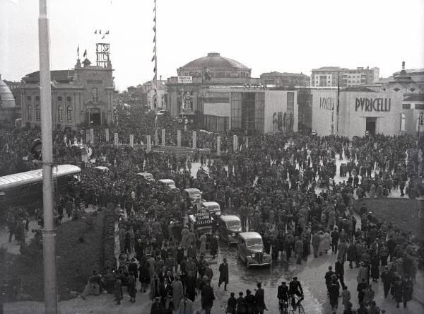Fiera di Milano - Campionaria 1937 - Piazza Italia - Folla di visitatori