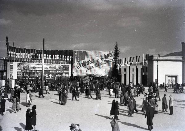Fiera di Milano - Campionaria 1942 - Area espositiva della Fiat in piazza Italia