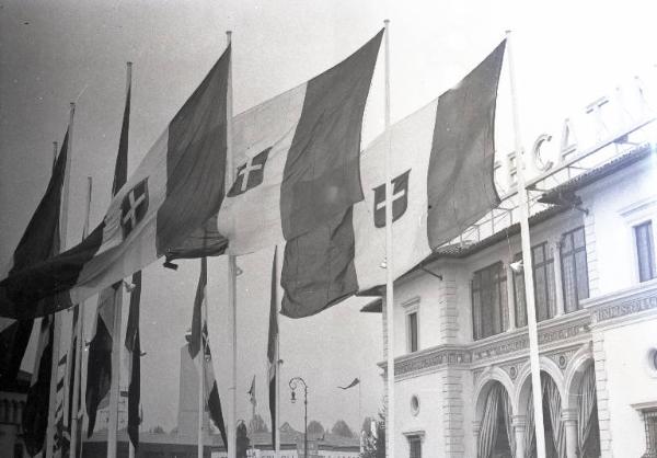 Fiera di Milano - Campionaria - Bandiere davanti al padiglione della Montecatini