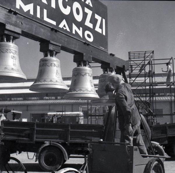 Fiera di Milano - Campionaria 1946 - Installazione di campane della ditta F.lli Barigozzi di Milano - Lavori di allestimento