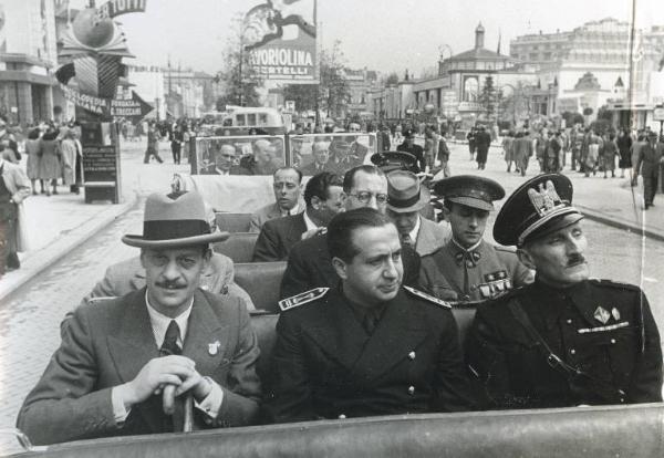 Fiera di Milano - Campionaria 1940 - Visita del sottosegretario all'industria spagnola Ignacio Munoz Rojas