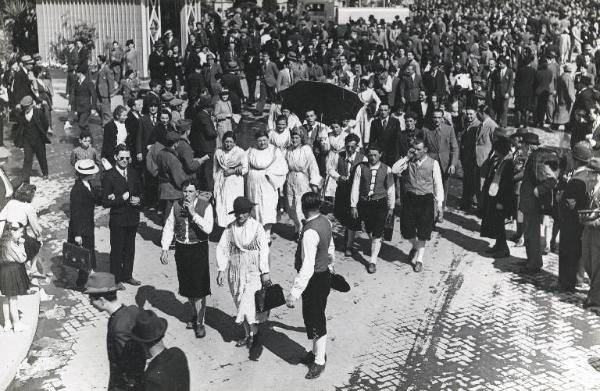 Fiera di Milano - Campionaria 1940 - Gruppo di persone in costume tradizionale