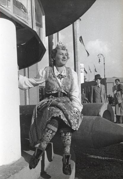 Fiera di Milano - Campionaria 1940 - Donna in costume tradizionale estone