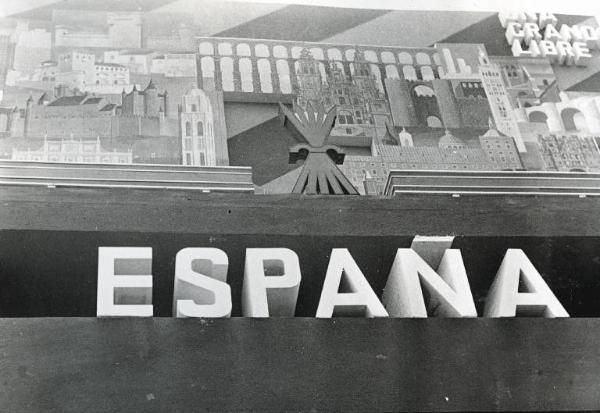 Fiera di Milano - Campionaria 1940 - Padiglione della Spagna - Particolare della facciata con insegna e grande pannello