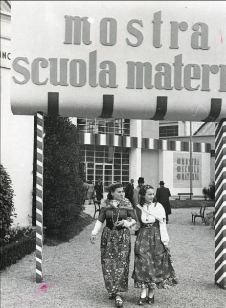 Fiera di Milano - Campionaria 1940 - Struttura con insegna della Mostra della scuola