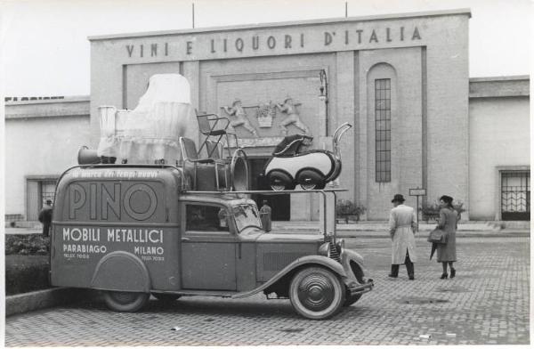 Fiera di Milano - Campionaria 1940 - Autoveicolo pubblicitario della ditta "Pino" di mobili metallici