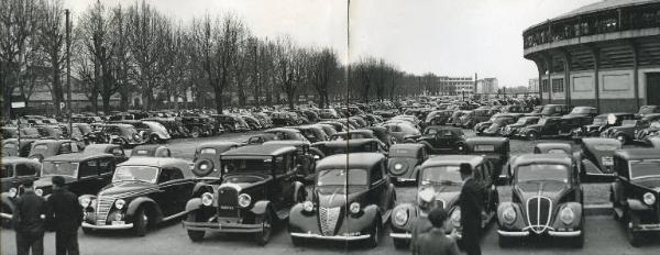 Fiera di Milano - Campionaria 1940 - Parcheggio esterno di autovetture