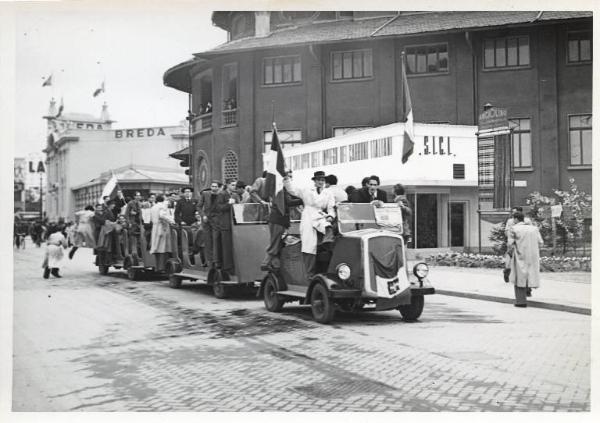 Fiera di Milano - Campionaria 1941 - Trenino di servizio interno con gruppo di giovani visitatori