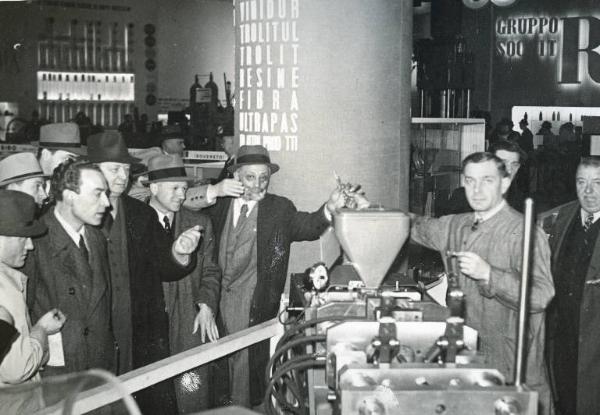 Fiera di Milano - Campionaria 1941 - Visitatori in un padiglione