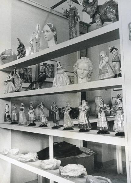 Fiera di Milano - Campionaria 1941 - Padiglione dell'artigianato - Stand con statuette in ceramica