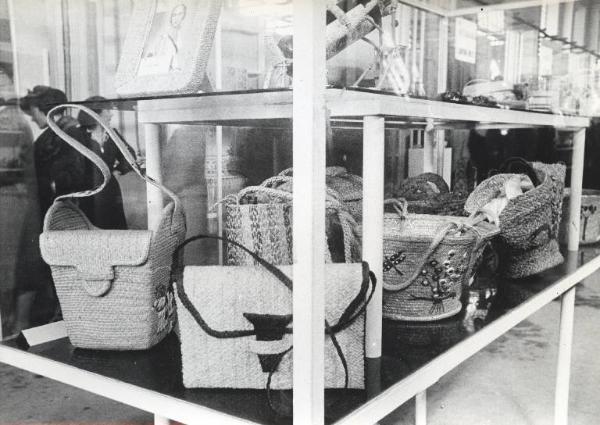 Fiera di Milano - Campionaria 1941 - Padiglione dell'artigianato - Stand di borsette