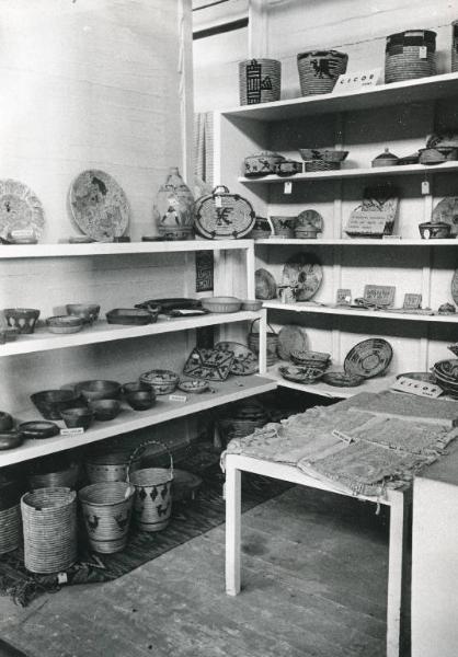 Fiera di Milano - Campionaria 1941 - Padiglione dell'artigianato - Stand di oggetti per la casa