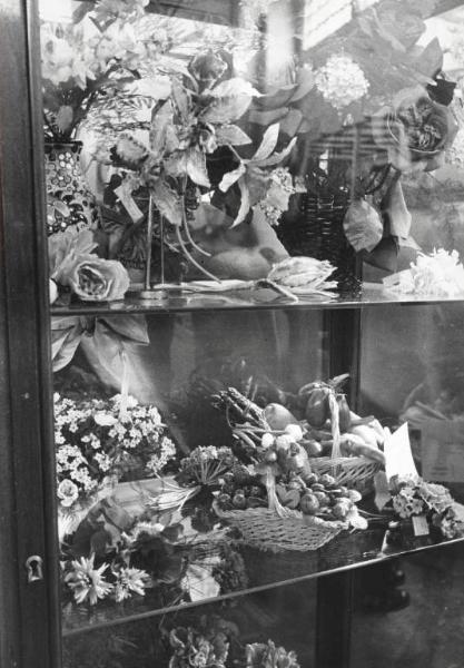 Fiera di Milano - Campionaria 1941 - Padiglione dell'artigianato - Stand di cestini di fiori