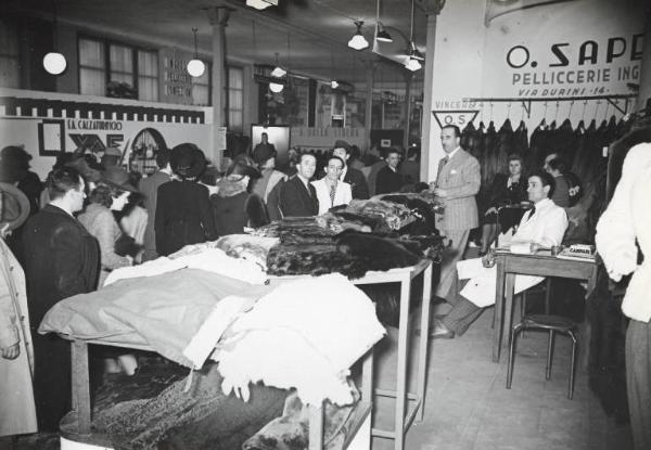 Fiera di Milano - Campionaria 1941 - Padiglione delle industrie del cuoio - Sala interna