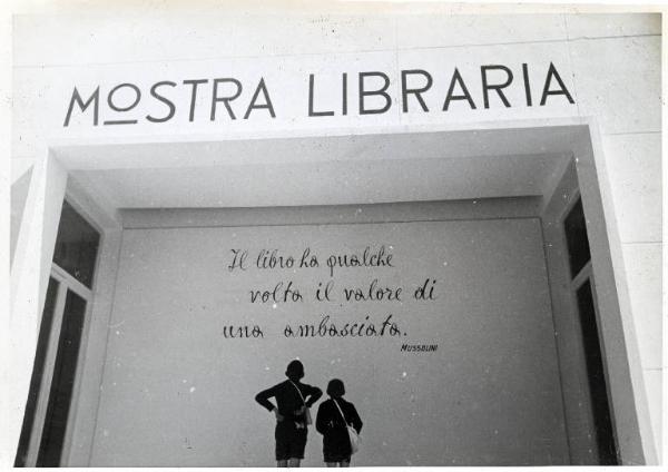 Fiera di Milano - Campionaria 1941 - Padiglione della Mostra libraria - Particolare dell'entrata con insegna