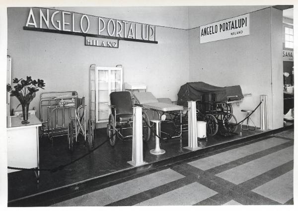Fiera di Milano - Campionaria 1941 - Padiglione della Mostra medico-sanitaria e accessorio farmaceutica - Stand di attrezzature sanitarie della ditta Angelo Portalupi