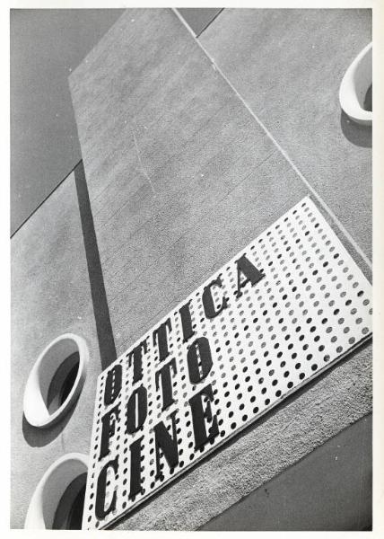 Fiera di Milano - Campionaria 1941 - Padiglione dell'ottica-foto-cine-radio-musica - Particolare architettonico con insegna