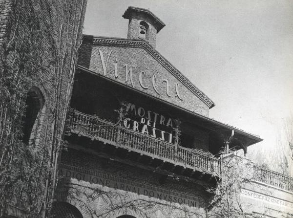 Fiera di Milano - Campionaria 1941 - Padiglione Arnaldo Mussolini (padiglione dell'agricoltura) - Particolare della facciata con insegne