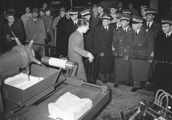 Fiera di Milano - Campionaria 1942 - Visita di un generale