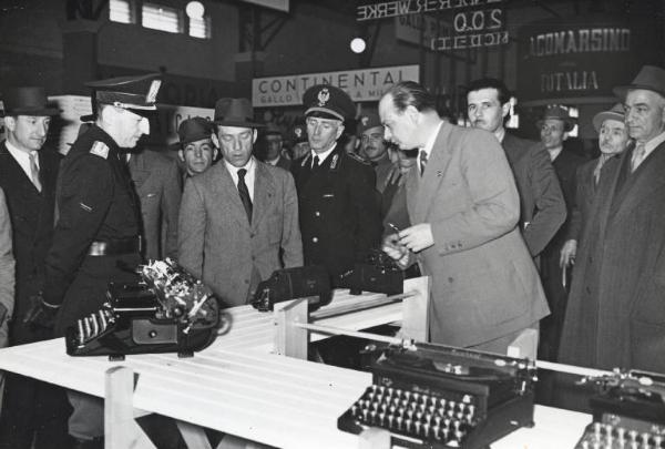 Fiera di Milano - Campionaria 1942 - Visita di Carlo Ravasio, vicesegretario del Partito nazionale fascista