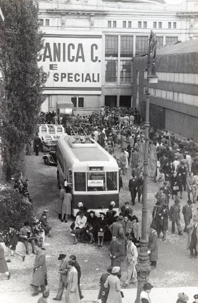 Fiera di Milano - Campionaria 1942 - Visitatori in area esterna al palazzo dello sport