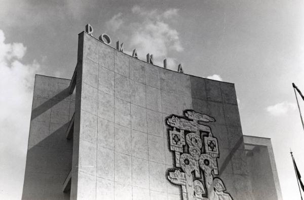 Fiera di Milano - Campionaria 1942 - Padiglione della Romania - Particolare architettonico con insegna
