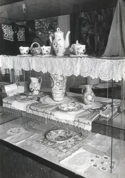 Fiera di Milano - Campionaria 1942 - Padiglione della Slovacchia - Stand di oggetti per la casa in ceramica