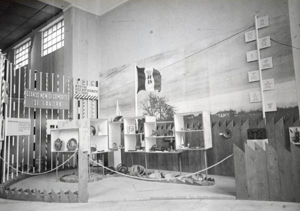 Fiera di Milano - Campionaria 1942 - Padiglione dell'artigianato - Sezione artigianato militare - Sala