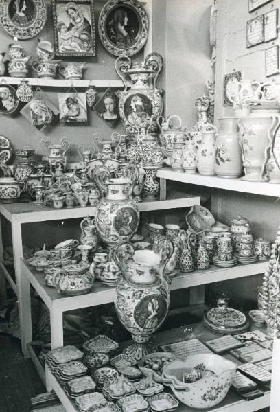 Fiera di Milano - Campionaria 1942 - Padiglione dell'artigianato - Stand di oggetti per la casa in ceramica