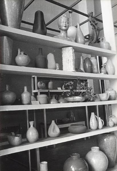 Fiera di Milano - Campionaria 1942 - Padiglione dell'artigianato - Stand di oggetti per la casa in ceramica