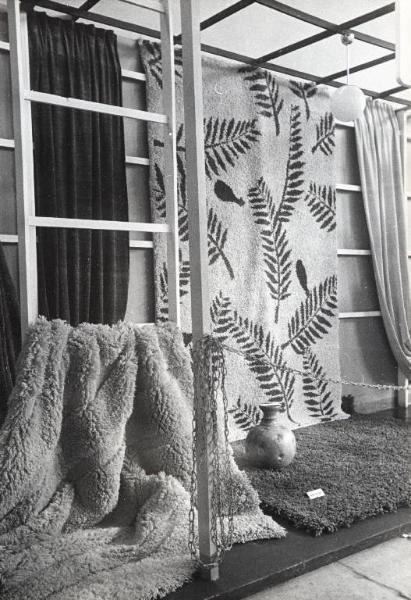 Fiera di Milano - Campionaria 1942 - Padiglione dell'artigianato - Stand di tappeti