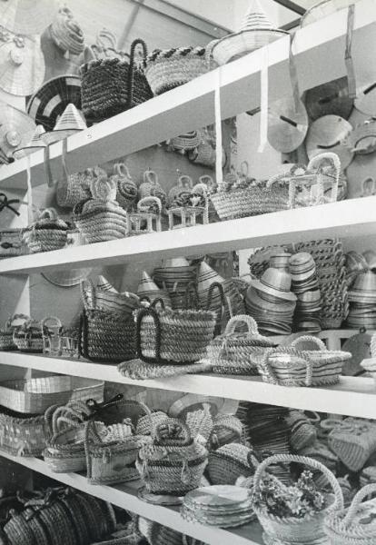 Fiera di Milano - Campionaria 1942 - Padiglione dell'artigianato - Stand di oggetti in paglia