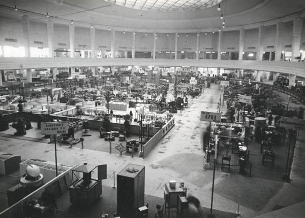 Fiera di Milano - Campionaria 1942 - Salone della meccanica "C" nel palazzo dello sport