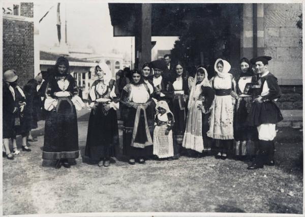 Fiera di Milano - Campionaria 1929 - Gruppo di persone in costume tradizionale