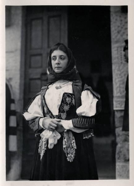 Fiera di Milano - Campionaria 1929 - Donna in costume tradizionale