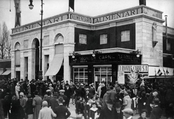 Fiera di Milano - Campionaria 1929 - Padiglione degli alimentari - Visitatori all'entrata