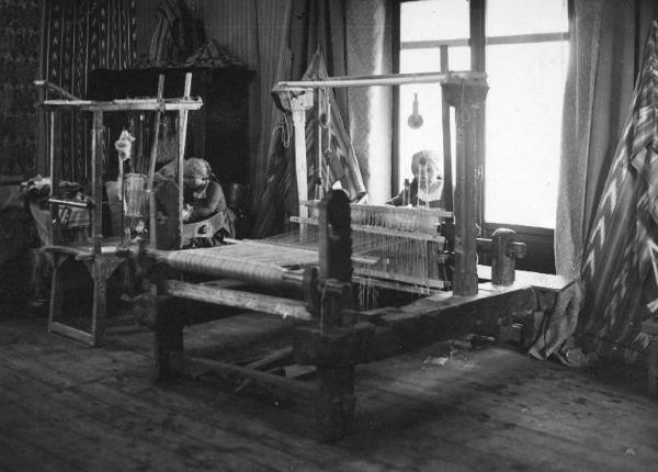Fiera di Milano - Campionaria 1930 - Padiglione dell'agricoltura - Mostra sericola - Donne ai telai a mano