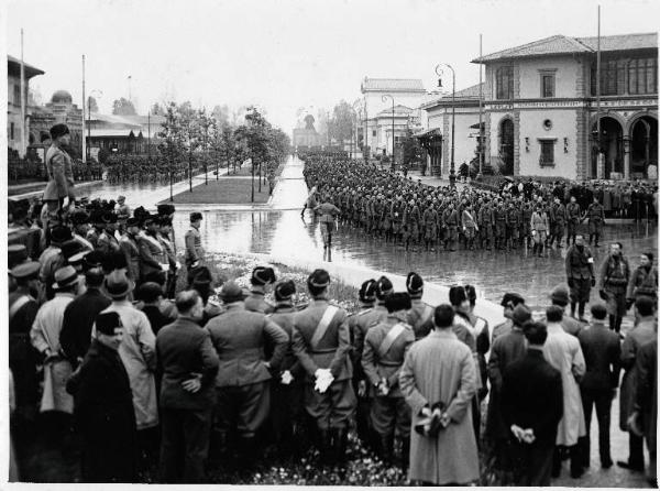 Fiera di Milano - Manifestazione per la rassegna degli universitari fascisti alla presenza di Benito Mussolini