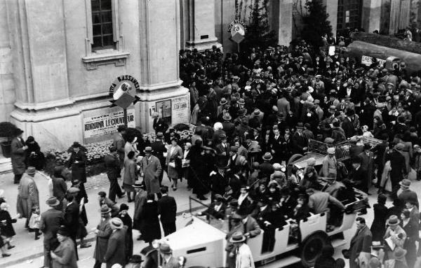 Fiera di Milano - Campionaria 1932 - Padiglione del mobilio - Folla di visitatori all'entrata