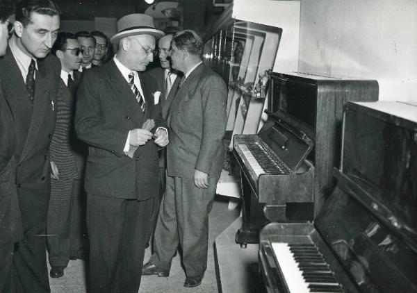 Fiera di Milano - Campionaria 1949 - Visita del ministro cecoslovacco Miloslav Matousek