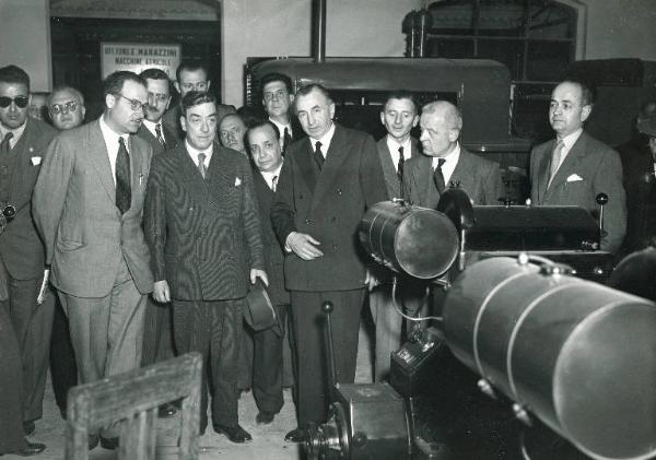Fiera di Milano - Campionaria 1949 - Visita del sottosegretario di Stato per il commercio con l'estero Pietro Bulloni in occasione del convegno degli industriali lombardi